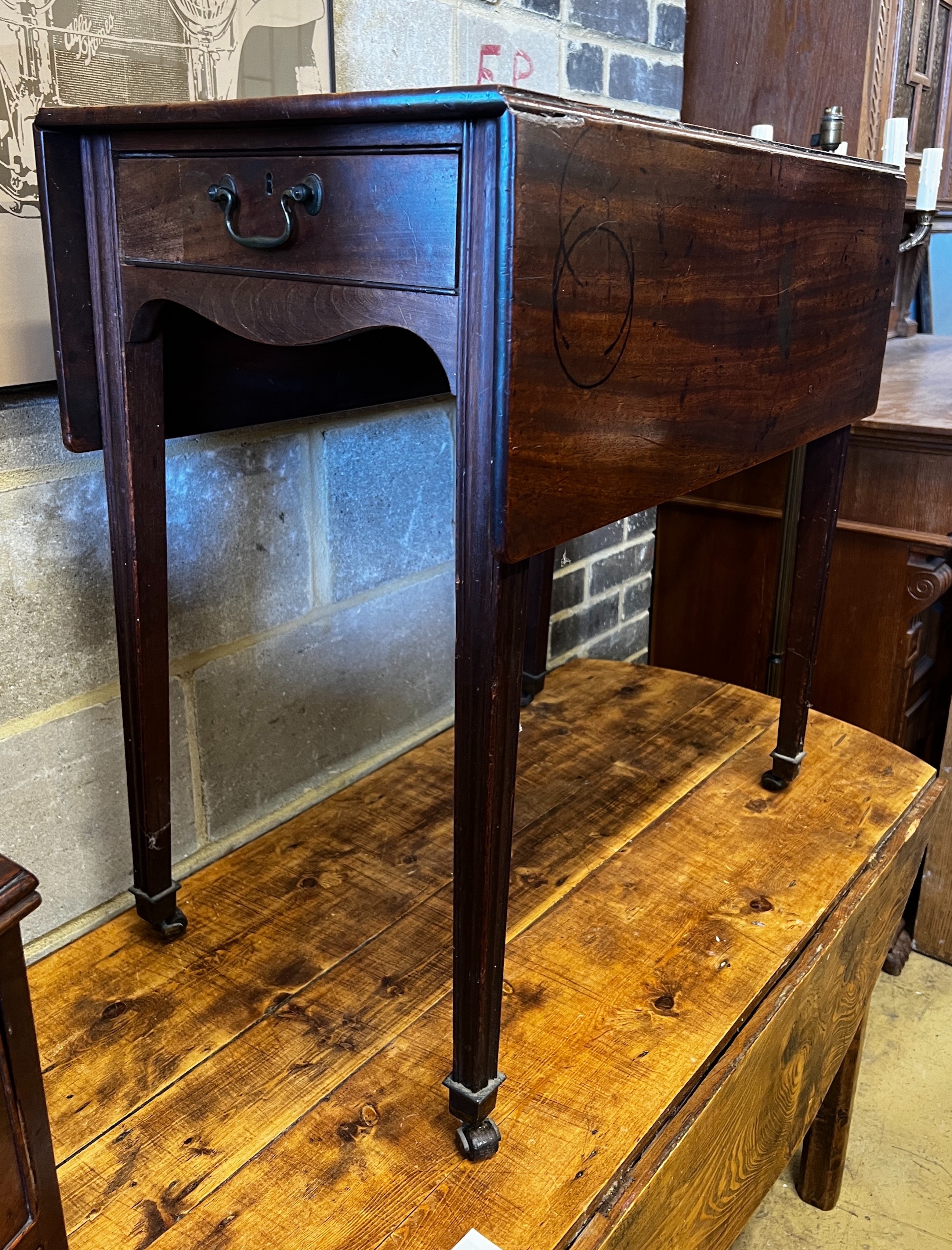 A George III mahogany Pembroke table, width 71cm, depth 43cm, height 72cm